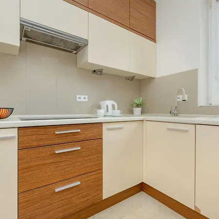 Heart Of Spacious By Renters